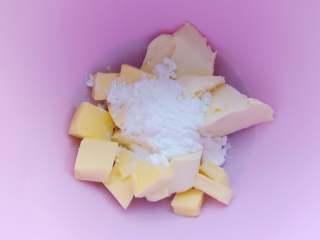 粉嫩的意式小马,制作夹馅：把软化好的奶油奶酪、黄油放入阳晨打蛋盆中加入糖粉用打器打发至蓬松即可。喜欢多夹点馅的小伙伴可以翻倍做。
