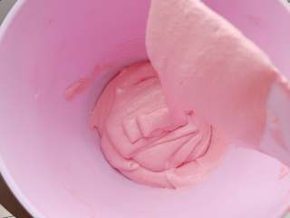 粉嫩的意式小马,把最后的三分之一蛋白糊加入翻拌均匀至飘带状。
