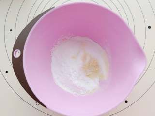 粉嫩的意式小马,把TPT中的杏仁粉和糖粉过筛后放入阳晨打蛋盆中。
