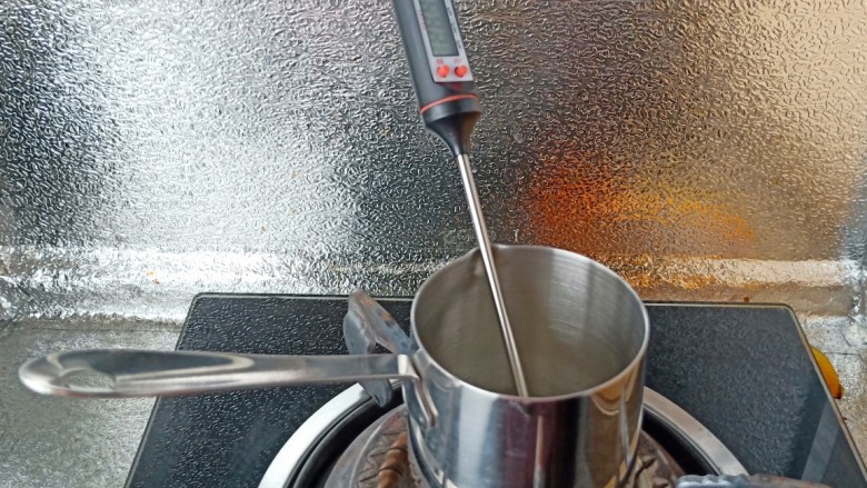 粉嫩的意式小马,把糖水材料中的15克清水和46克细砂糖倒入小锅中小火加热至118度。
