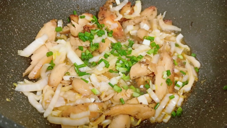 鸡胸肉炒白菜,出锅前撒点葱花翻炒即可出锅。
