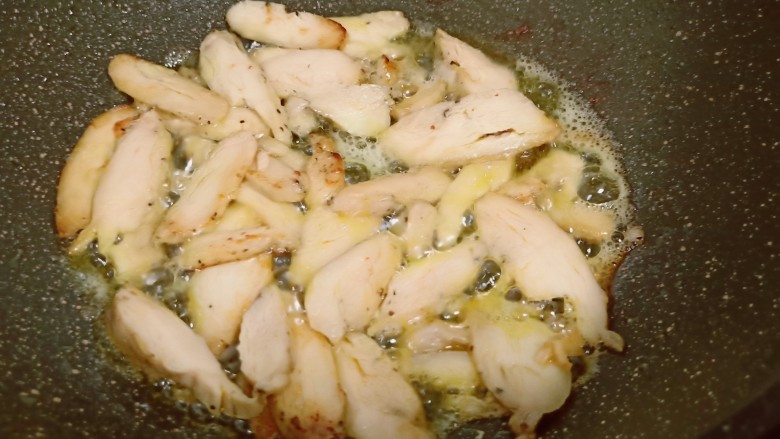 鸡胸肉炒白菜,待鸡胸肉煎至两面微黄。