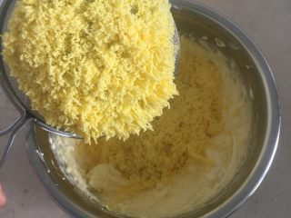 火龙果蛋黄奶豆,用打蛋器把黄油打发微微发白，加入过筛的熟蛋黄，一起打发均匀