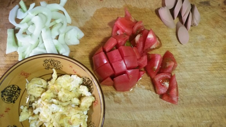 西红柿炒蛋意面,黄瓜，鸡蛋，西红柿，素肠都准备好