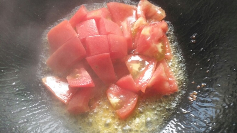 西红柿炒蛋意面,锅里加油下西红柿
