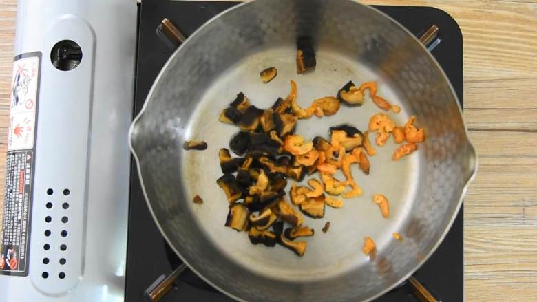 香菇油饭—鲜香可口，一次一碗根本不够吃,油烧至5成热，下香菇丁、虾米炒香。