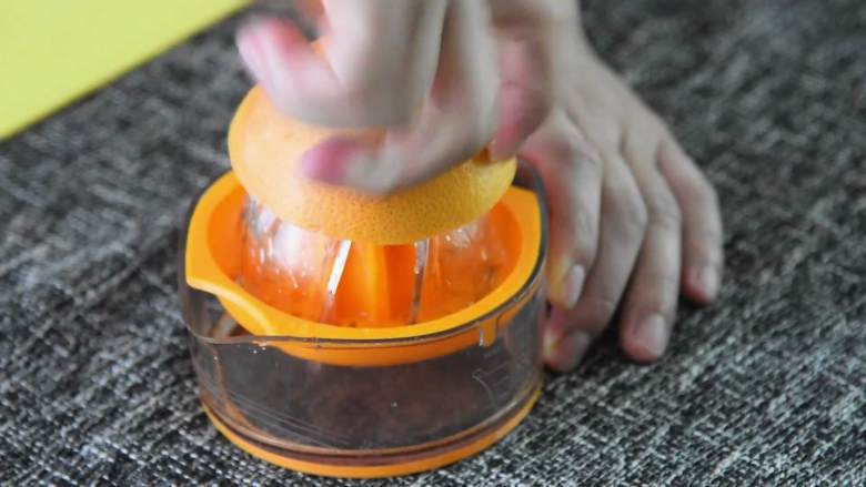 西柚气泡水—清凉来袭，让你冰爽一夏,切出来的半个西柚榨汁，榨出来的汁加入蜂蜜，拌匀。

一部分西柚片切小块，取出果肉，捣碎。
