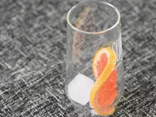 西柚气泡水—清凉来袭，让你冰爽一夏,杯中放入西柚片和冰块。