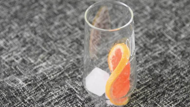 西柚气泡水—清凉来袭，让你冰爽一夏,杯中放入西柚片和冰块。