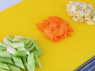 调节肠胃小清新—西芹腰果炒百合,百合分瓣、西芹切段、胡萝卜切薄片。