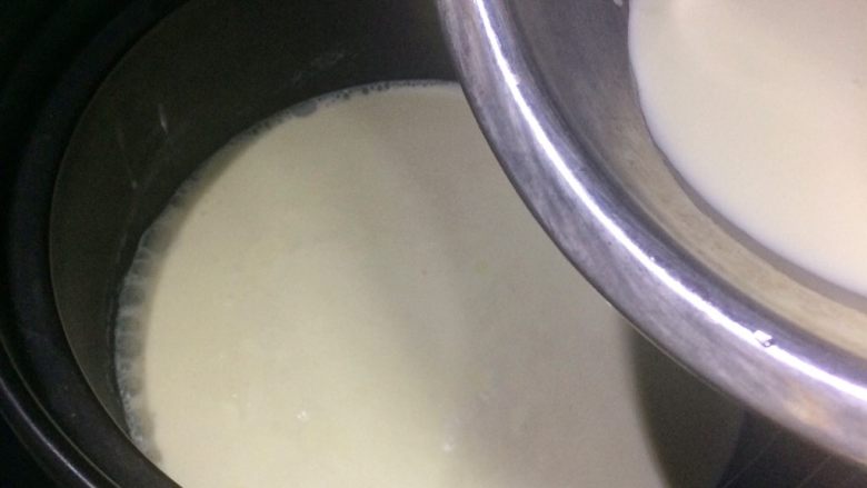 蔓越莓椰蓉牛奶小方,7.煮到锅边的奶液冒泡泡后转小火。

提前将刚才搅拌好的玉米淀粉奶液快速搅匀后，再倒入锅中。

小提示：从照片中可以看出冒泡的情况，不需要等中间也煮沸腾了。
