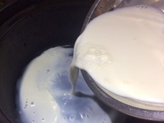 蔓越莓椰蓉牛奶小方,4.锅里倒入160克纯牛奶。