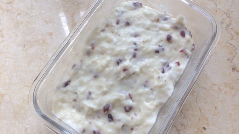 蔓越莓椰蓉牛奶小方,12.将奶糊装入准备好的容器中，然后尽量刮平一下奶糊的表面。