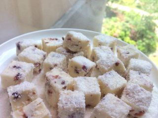 蔓越莓椰蓉牛奶小方,奶香十足，甜而不腻。

因为加了酸酸甜甜的蔓越莓干，味道更清爽。