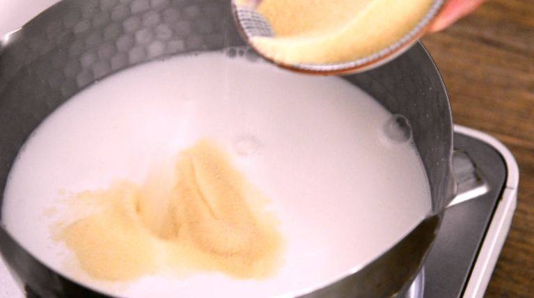 美味精致的水晶桂花椰子冻制作方法,开小火，搅拌均匀，慢慢倒入鱼胶粉