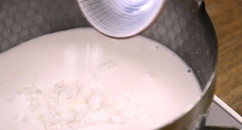 美味精致的水晶桂花椰子冻制作方法,锅中倒入牛奶、椰浆、水、砂糖
