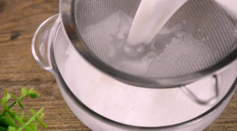 美味精致的水晶桂花椰子冻制作方法,烧到沸腾关火，过筛放凉备用