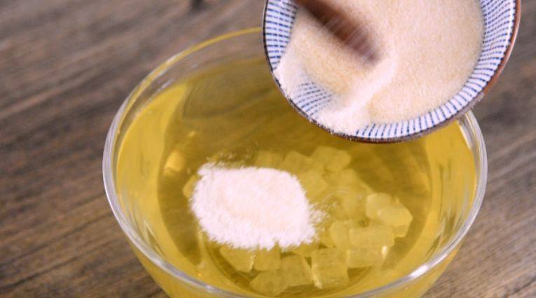 美味精致的水晶桂花椰子冻制作方法,加入冰糖、鱼胶粉，拌匀放凉
