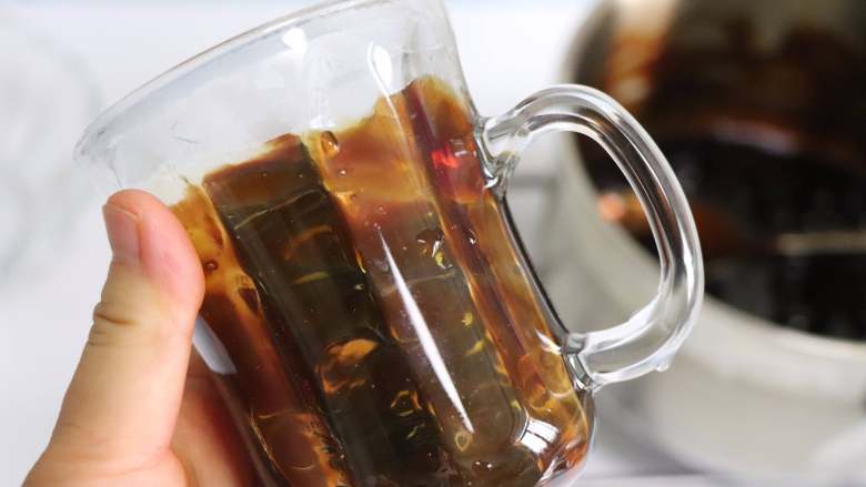 网红脏脏茶，不排队也能喝,倾斜转动杯子，让糖浆挂到杯壁上。