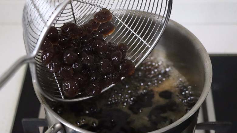 网红脏脏茶，不排队也能喝,倒入黑珍珠，如果是提前做好的冷冻了的珍珠，也可以不用解冻直接放到锅中。