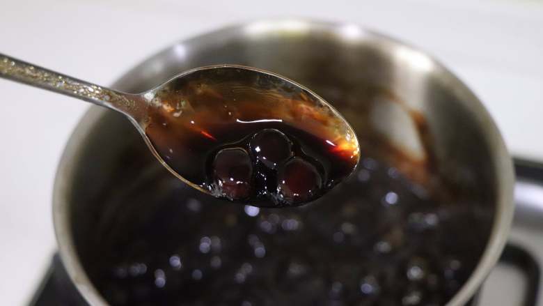 网红脏脏茶，不排队也能喝,搅动珍珠，防止粘底，糖水会变得浓稠，珍珠也变黑，通透，就成为黑珍珠糖浆了。