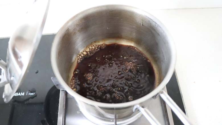 黑珍珠，脏脏茶没有她“红不了”,煮沸后，倒入木薯淀粉。