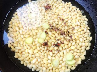 五香黄豆,黄豆放入锅中倒入适量清水放入姜、花椒和大料