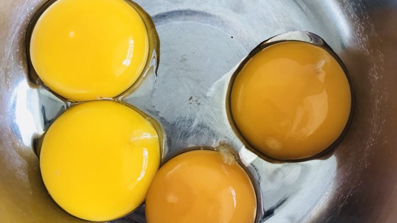 青汁蛋糕卷,蛋黄蛋清分离


注意：蛋黄要保持完好，蛋黄液才不会混入蛋清中导致后面打发蛋清失败。选择新鲜的<a style='color:red;display:inline-block;' href='/shicai/ 9'>鸡蛋</a>，才容易打发成功。