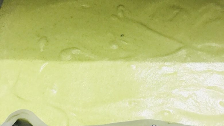 青汁蛋糕卷,提前预热到160度，放置在烤箱中层，上下火160度烘烤约30分钟（每个烤箱脾气不同，根据自家烤箱温度来调整）想表面是绿色可以在上色的过程中盖一张锡纸