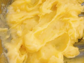 🍡黄金乳香椰丝球🍡,黄油提前充分软化，
用打蛋器搅打顺滑
