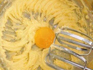 🍡黄金乳香椰丝球🍡,分次加入蛋黄，
以防油水分离