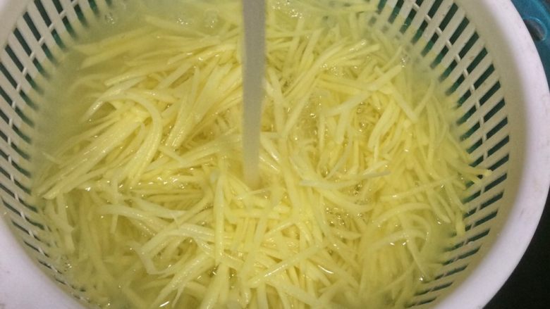 酸爽可口的窍门 醋溜土豆丝,反复清洗掉淀粉，浸泡半小时，然后沥干水备用。