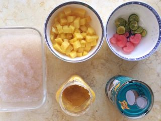 蜂蜜椰汁芒果西米露,切好水果。

黄色的芒果、红色的西瓜、绿色的青柠，这3种颜色搭配一起很好看。

青柠是起装饰作用，可用薄荷叶代替。

椰浆和水果事先冷藏好，这样冰凉凉更好吃。