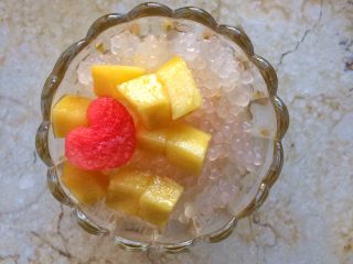 蜂蜜椰汁芒果西米露,再放适量水果。