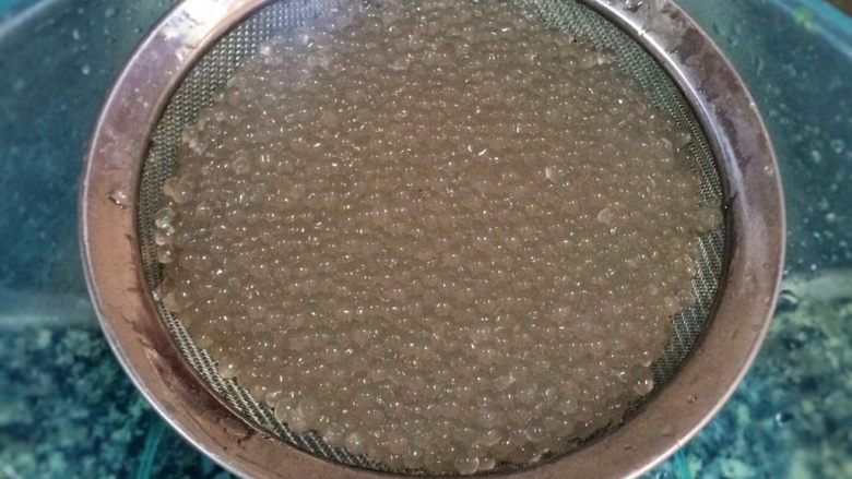 蜂蜜椰汁芒果西米露,用网筛沥干水。