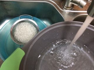 蜂蜜椰汁芒果西米露,将西米倒入网筛。

锅里的水倒掉，重新装水烧开。