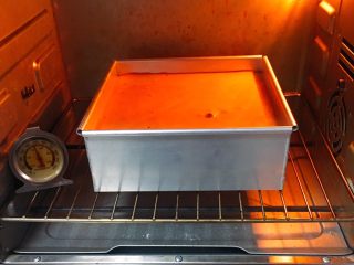 10寸可可戚风蛋糕,蛋黄糊完成后就预热烤箱，150度烤制45分钟。