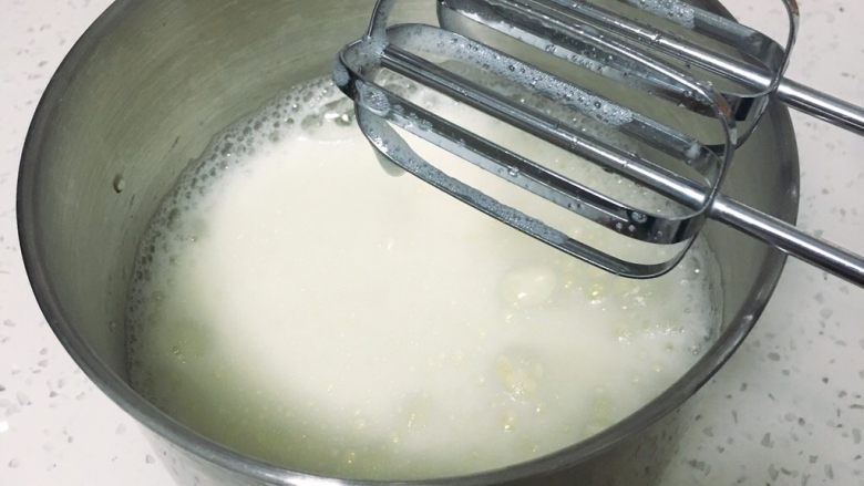 10寸可可戚风蛋糕,用打蛋器高速搅打30圈，蛋白变白，出现大量的粗泡。