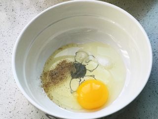 快手营养早餐19,同时，1个鸡蛋打入平底大碗里，放适量的白胡椒粉、白糖、盐，还有4-5勺凉开水，打散搅匀；