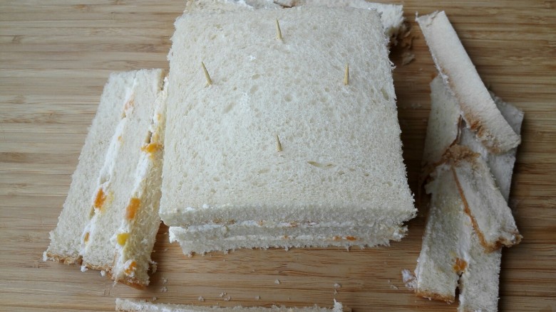 芒果淡奶三明治—夏日里的清凉快手早餐,先切去四面的硬边。