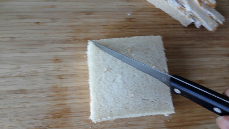芒果淡奶三明治—夏日里的清凉快手早餐,再从对角把三明治切开，切成四份。