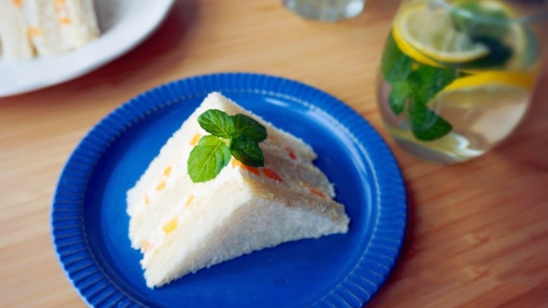 芒果淡奶三明治—夏日里的清凉快手早餐,简单快手的水果三明治就做好了，跟家人一起享用吧。