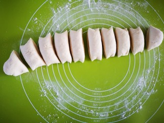 甜甜圈,用刮刀切成大小均匀的小块