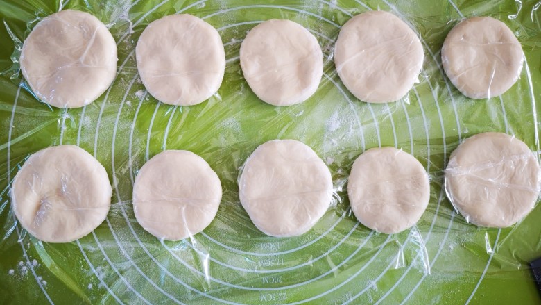 甜甜圈,用保鲜膜盖起来并用手将每个饼按压平整后再醒发10分钟