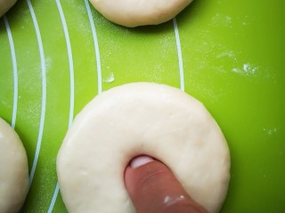 甜甜圈,面饼醒好后用食指在每个饼中间按压出一个小洞