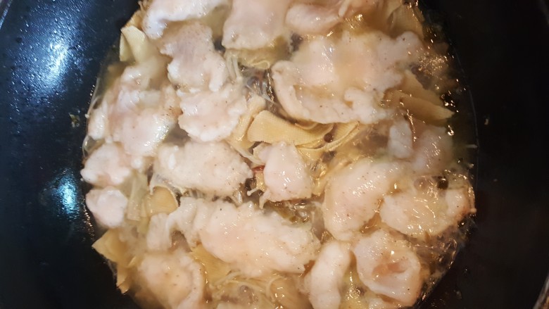 酸汤龙利鱼,将葱姜炒香，放入酸菜炒香，放水烧开倒入喜欢吃的材料。