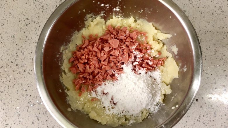 沙茶火腿香葱土豆饼,把火腿碎加入土豆泥中，再加一勺淀粉。