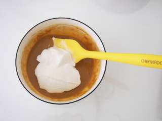 咖啡奶油卷,将三分之一的蛋白霜加入蛋黄糊中，切拌均匀。