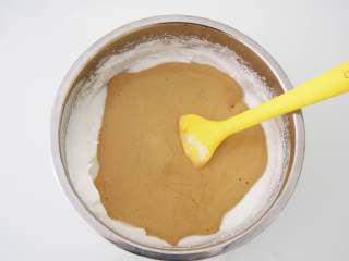 咖啡奶油卷,将蛋黄糊倒入剩余蛋白霜中，切拌均匀。