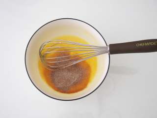 咖啡奶油卷,加入咖啡粉，充分搅拌融化。
